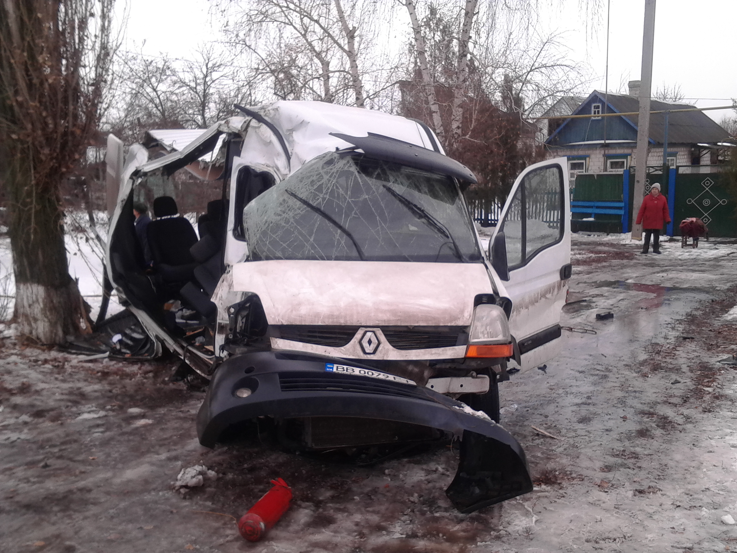 В Луганській області маршрутка з пасажирами врізалася в дерево: 10 постраждалих (ФОТО) - фото 1