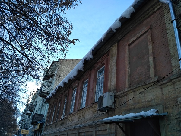 У центрі Дніпра з дахів і кондиціонерів звисає льодова загроза - фото 3