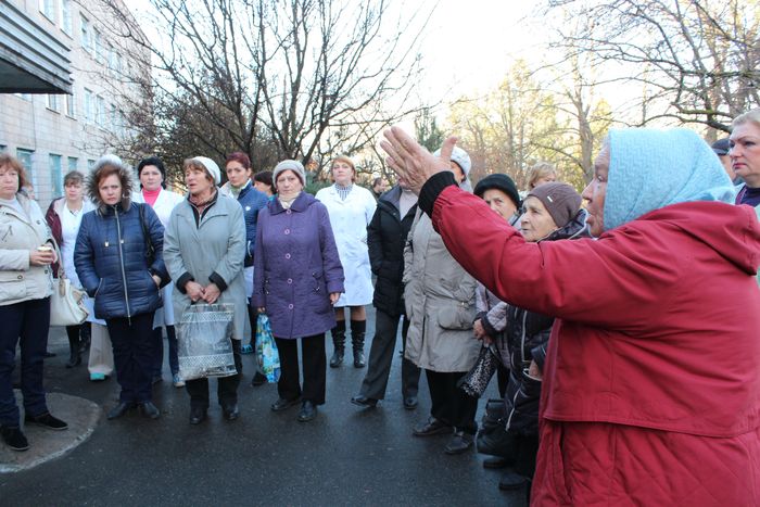 В Маріуполі місцеві мешканці вийшли відстоювати лікарню від "рейдерства" МВС (ФОТО, ВІДЕО) - фото 1