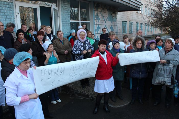 В Маріуполі місцеві мешканці вийшли відстоювати лікарню від "рейдерства" МВС (ФОТО, ВІДЕО) - фото 2