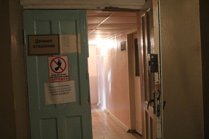 В Маріуполі місцеві мешканці вийшли відстоювати лікарню від "рейдерства" МВС (ФОТО, ВІДЕО) - фото 3