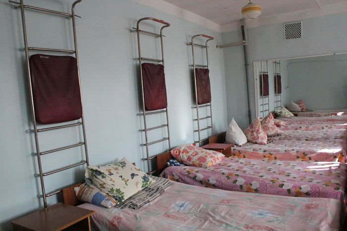 В Маріуполі місцеві мешканці вийшли відстоювати лікарню від "рейдерства" МВС (ФОТО, ВІДЕО) - фото 4