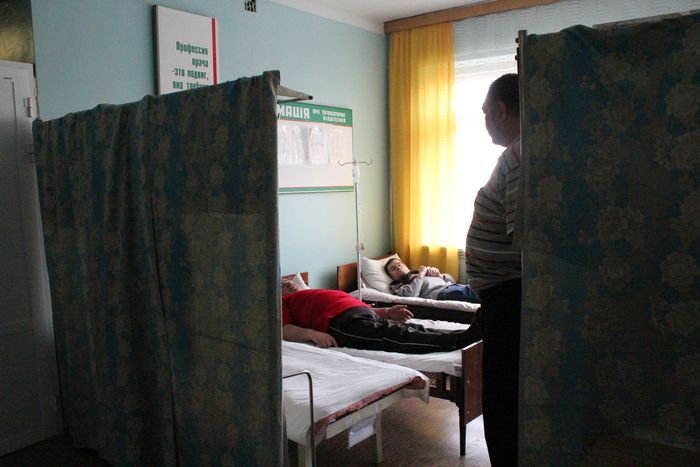 В Маріуполі місцеві мешканці вийшли відстоювати лікарню від "рейдерства" МВС (ФОТО, ВІДЕО) - фото 6