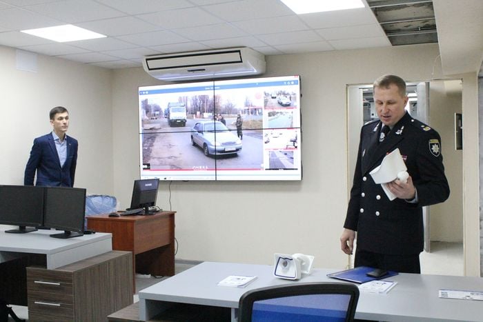 В Маріуполі генерал Аброськін показав, через які камери слідкуватимуть за містом (ФОТО) - фото 2