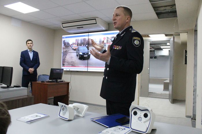 В Маріуполі генерал Аброськін показав, через які камери слідкуватимуть за містом (ФОТО) - фото 1