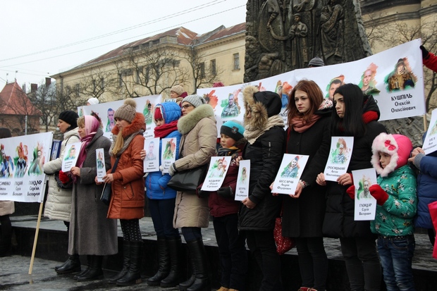 У Львові продекламували вірш на підтримку українських полонених (ФОТО, ВІДЕО) - фото 2