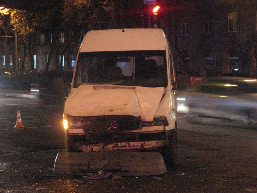 У Запоріжжі зіштовхнулися маршрутка та вантажівка - є постраждалі - фото 4