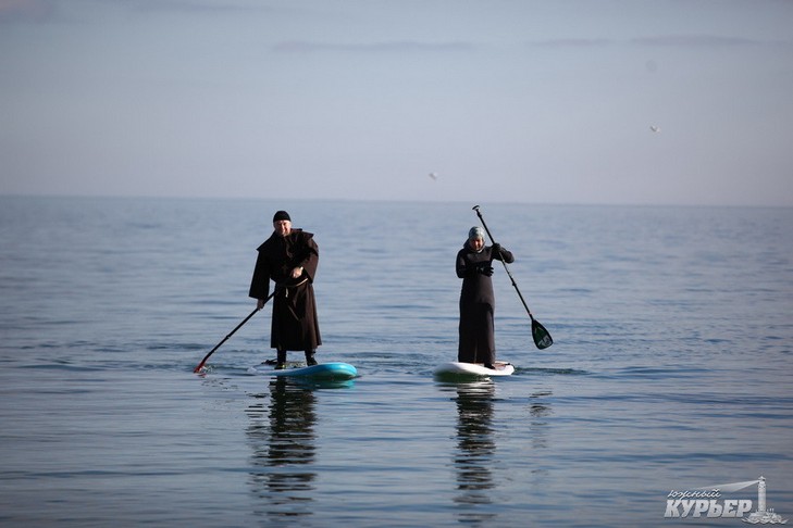 В Одесі вздовж берега на дошці для серфінгу плавав монах (ФОТО)  - фото 2