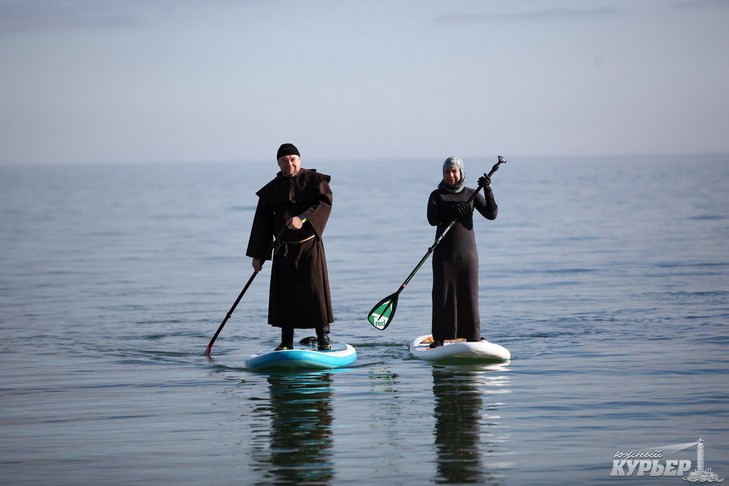 В Одесі вздовж берега на дошці для серфінгу плавав монах (ФОТО)  - фото 1