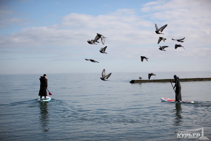 В Одесі вздовж берега на дошці для серфінгу плавав монах (ФОТО)  - фото 3