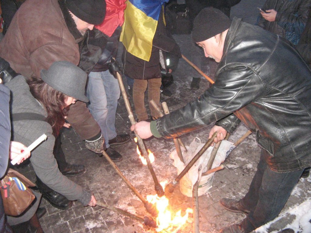 Запоріжці запалили смолоскипи на честь Бандери (ФОТО, ВІДЕО) - фото 1