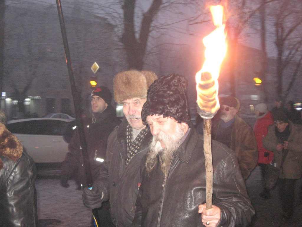 Запоріжці запалили смолоскипи на честь Бандери (ФОТО, ВІДЕО) - фото 3