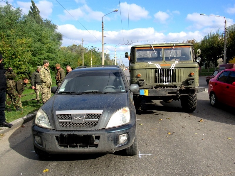 У Краматорську військова вантажівка протаранила легковик (ФОТО) - фото 4