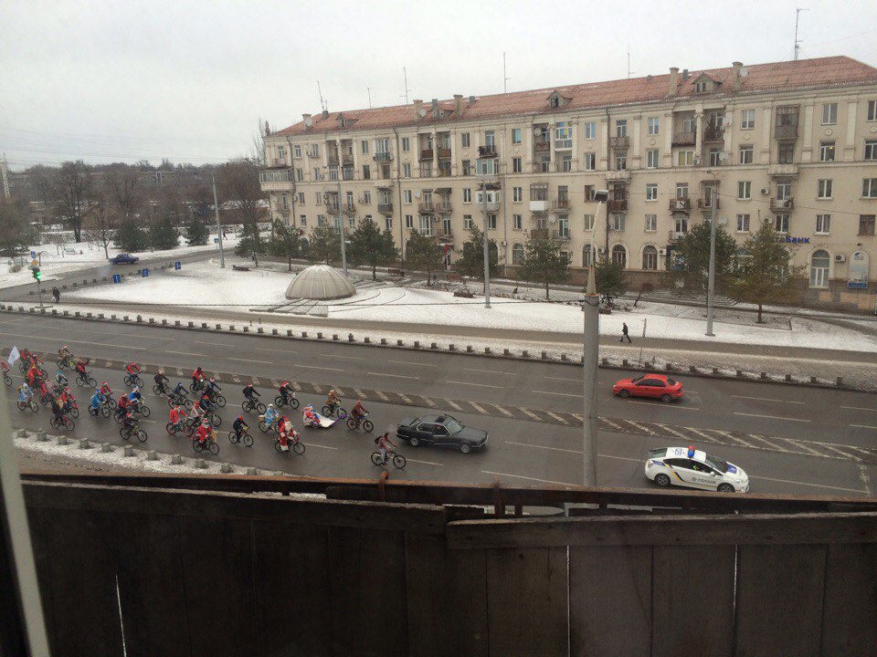 "Діди Морози" влаштували велопробіг центром Запоріжжя - фото 1
