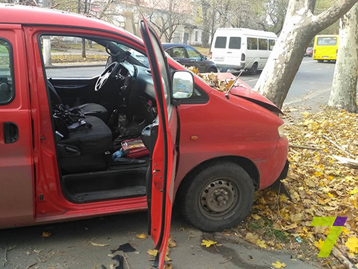 В Одесі мікроавтобус з болгарськими номерами в'їхав у дерево. Є постраждалі (ФОТО) - фото 2