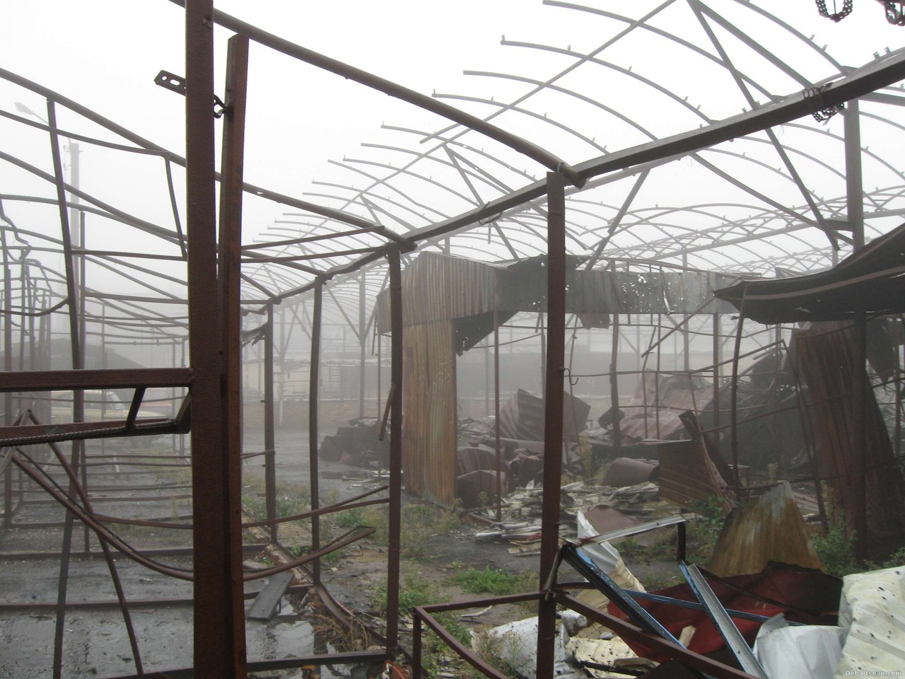 Окуповане Дебальцеве: "скелет" ринку та зруйнований універмаг (ФОТО) - фото 1