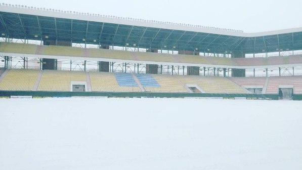Стадіон засипаний снігом - матч "Олімпіка" і "Карпат" під загрозою - фото 1
