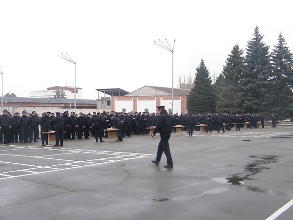 У Дніпрі патрульні поліцейські майже футбольний тайм мерзли заради Авакова - фото 1