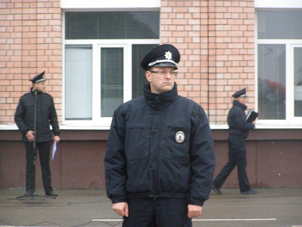 У Дніпрі патрульні поліцейські майже футбольний тайм мерзли заради Авакова - фото 3