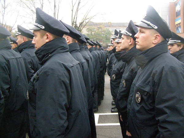 У Дніпрі патрульні поліцейські майже футбольний тайм мерзли заради Авакова - фото 4
