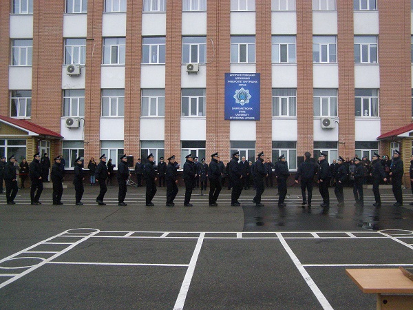 У Дніпрі патрульні поліцейські майже футбольний тайм мерзли заради Авакова - фото 7