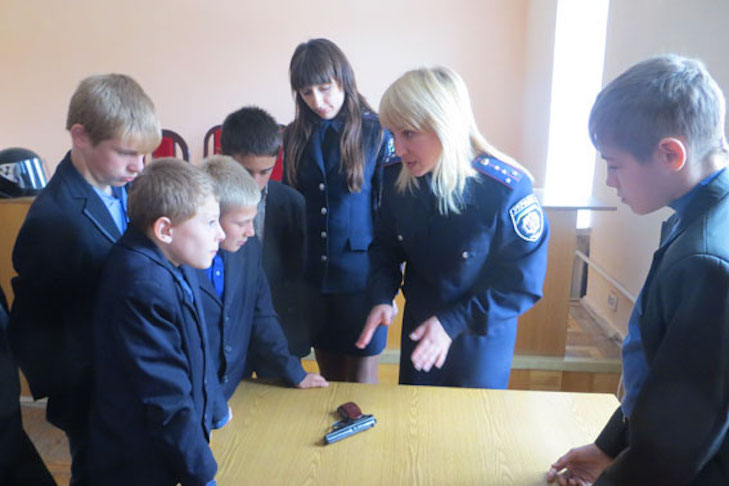 Як у Лубнах поліцейські вчили дітей бути чемними і слухатись вчителів - фото 1