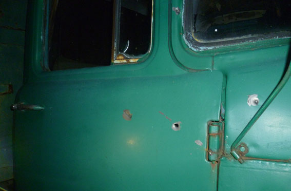 У Торецьку в двір будинку кинули бойові гранати (ФОТО) - фото 2