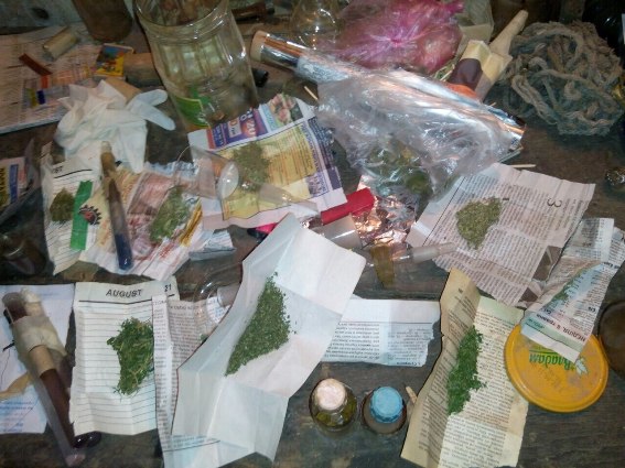 На Ужгородщині знайшли "нарколабораторію" і сім кілограмів наркотиків - фото 1