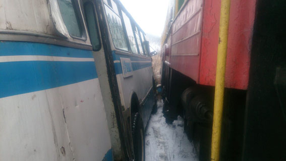На Донеччині пасажирський автобус зіткнувся з поїздом (ФОТО - фото 4