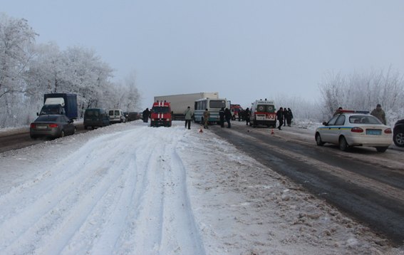 Під Житомиром сталася кривава аварія: водій автобуса загинув, 16 пасажирів - у лікарні (фото, відео) - фото 4