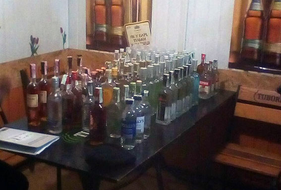 У Харкові з наливайки вилучили понад 80 пляшок "невідомого" алкоголю (ФОТО)  - фото 1