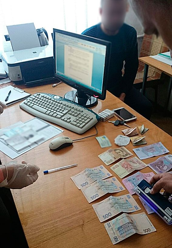 На Миколаївщині депутат райради збирав хабарі у скриньку для допомоги АТОшника