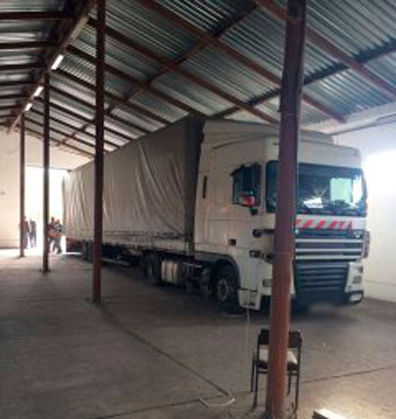 На Закарпатті на кордоні затримали 25 тонн товарів, які ввозили під виглядом "гуманітарки" - фото 1