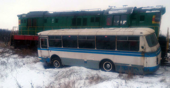На Донеччині пасажирський автобус зіткнувся з поїздом (ФОТО - фото 3