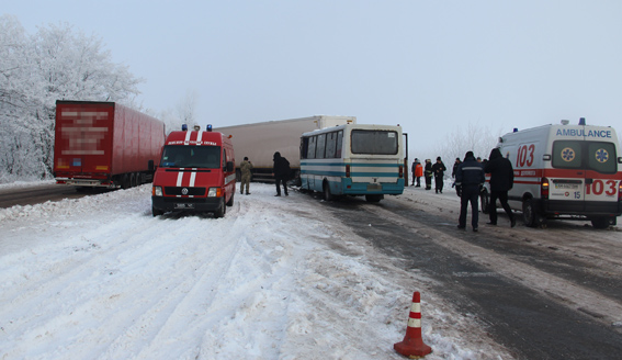 Під Житомиром сталася кривава аварія: водій автобуса загинув, 16 пасажирів - у лікарні (фото, відео) - фото 3