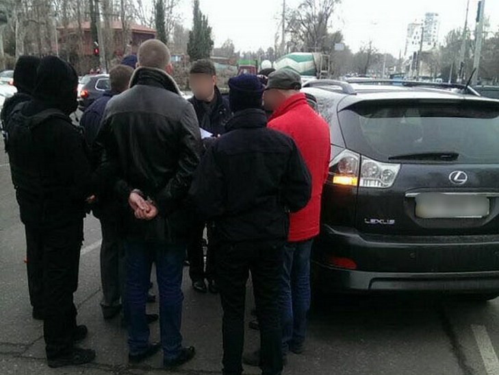 В Одесі поліцейські та "екс-копи" вимагали гроші від переселенки з Луганщини (ФОТО; ВІДЕО) - фото 4