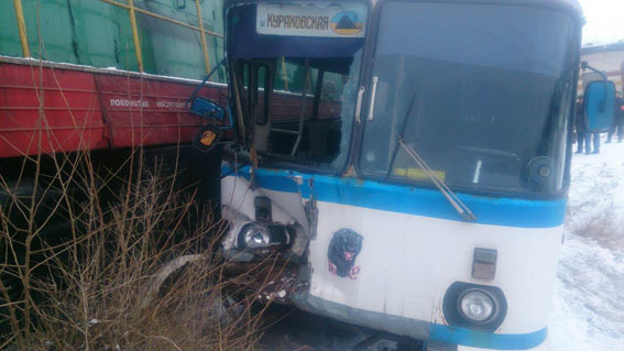 На Донеччині пасажирський автобус зіткнувся з поїздом (ФОТО - фото 2