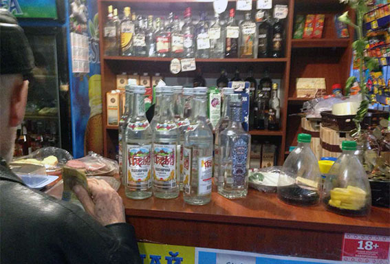 Харківські правоохоронці прикрили "наливайку" на Комунальному ринку - фото 1