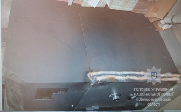 На Дніпропетровщині злодії бід час пограбування банкомату використали гранати  - фото 2
