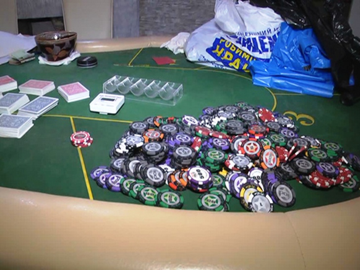 В Одесі правоохорнці викрили покер-клуб на дому (ФОТО; ВІДЕО) - фото 1