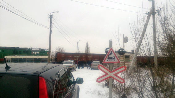 На Донеччині пасажирський автобус зіткнувся з поїздом (ФОТО - фото 1