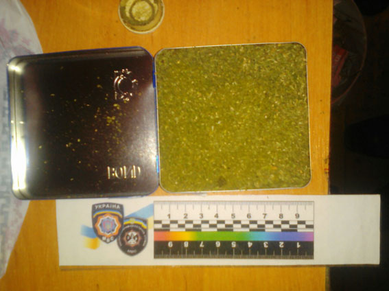 Конотопські поліцейські викрили чоловіка з його "зимовим запасом" марихуани - фото 1
