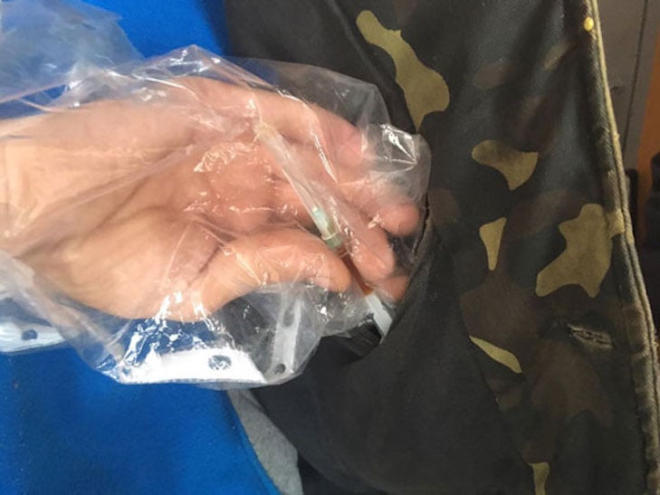 У Лубнах поліцейські затримали двох наркоманів зі шприцами прямо посеред міста - фото 1