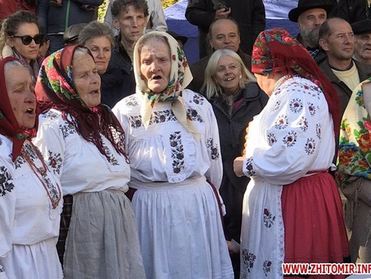 Житомирські молодята запросили на своє Покровське весілля всіх охочих - фото 1