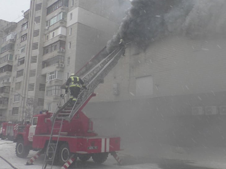 Рятувальники розповіли, що заважало гасити пожежу у спортклубі (ФОТО ВІДЕО) - фото 1