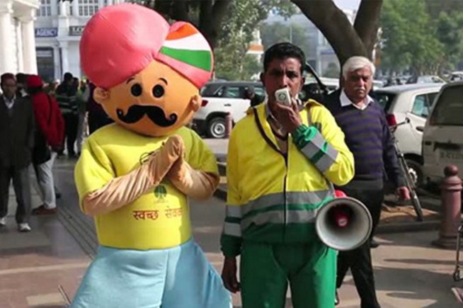 В Індії з'явилися борці з дефекацією в публічних місцях зі свистками - фото 1