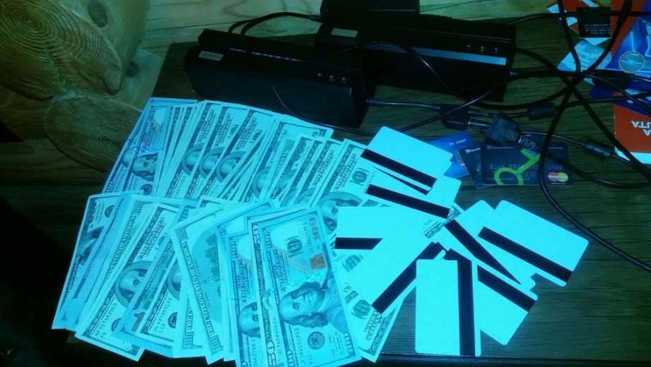 СБУ затримала шахраїв, які знімали готівку з карток мешканців окупованої Луганщини (ФОТО) - фото 1