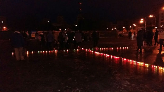 Роковини Голодомору в Харкові: на площі "запалили" два пам’ятні хрести (ФОТО) - фото 4