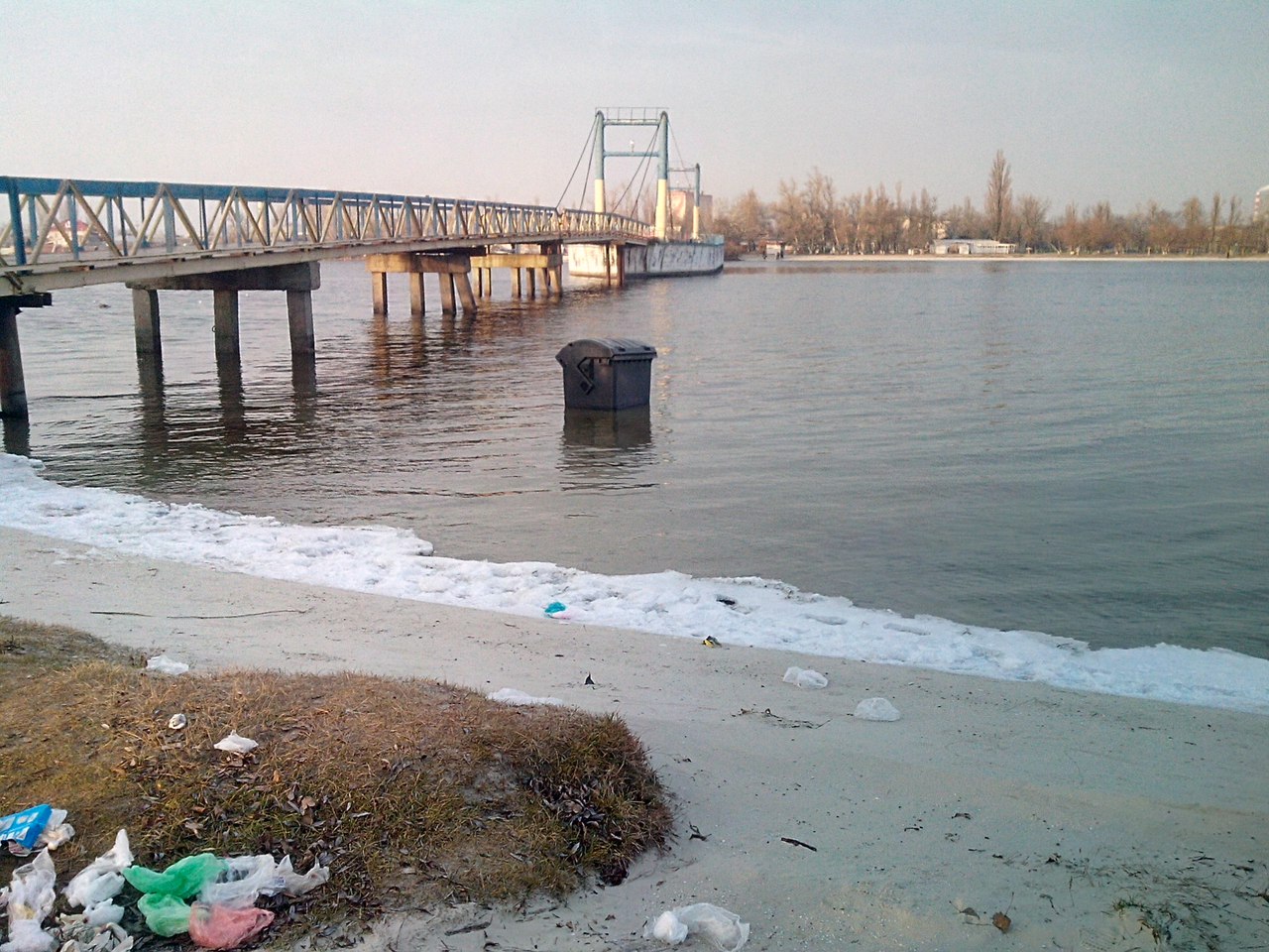 У Херсоні Дніпром плавав сміттєвий бак  - фото 1