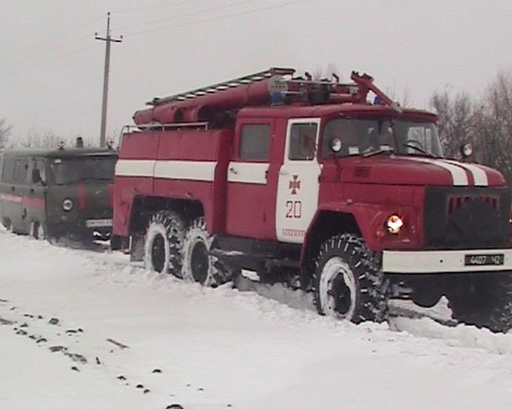 На Сумщині пожежна машина врятувала "швидку" зі сніжного полону - фото 2